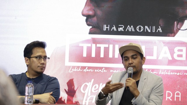 Penyanyi solo Glenn Fredly (kanan) dan Adera (kiri) saat konferensi pers jelang konser Harmonia: Titik Balik di Balai Sarbini Jakarta Kamis (24/1).  (Foto: Ronny/kumparan )
