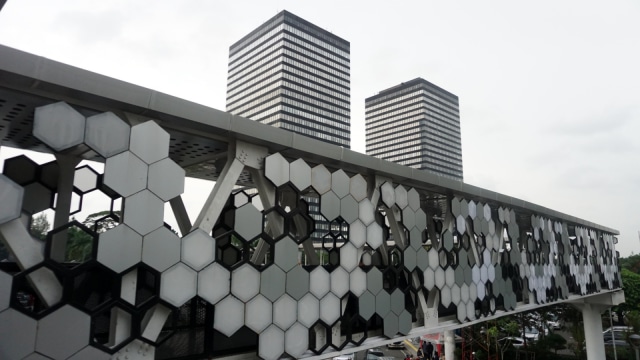 Jembatan Penyebrangan Orang (JPO) Dukuh Atas didesain futuristik agar terlihat lebih modern. (Foto: Iqbal Firdaus/kumparan)