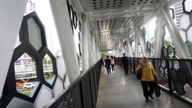 Suasana Jembatan Penyebrangan Orang Dukuh Atas setelah direvitalisasi, Jalan Jendral Sudirman, Jakarta. (Foto: Iqbal Firdaus/kumparan)