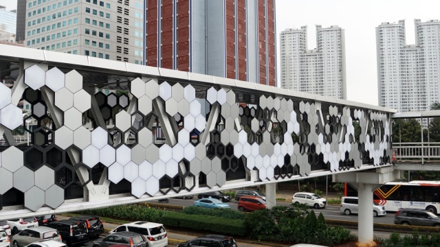 Jembatan Penyebrangan Orang (JPO) Dukuh Atas didesain futuristik agar terlihat lebih modern. (Foto: Iqbal Firdaus/kumparan)