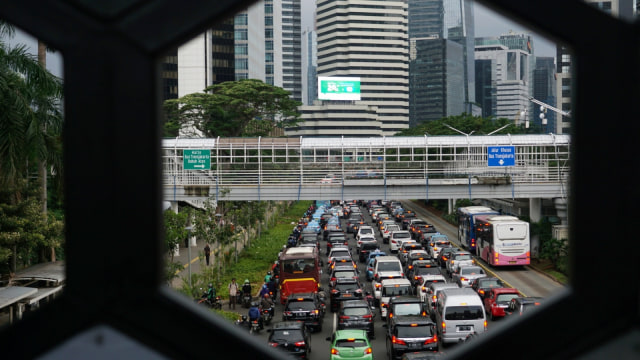 Pemandangan Jalan Jendral Sudirman dari Jembatan Penyebrangan Orang (JPO) Dukuh Atas setelah direvitalisasi. (Foto: Iqbal Firdaus/kumparan)