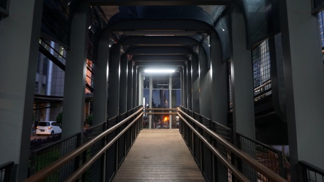 Jembatan Penyebrangan Orang (JPO) Gelora Bung Karno hampir selesai direvitalisasi. (Foto: Iqbal Firdaus/kumparan)