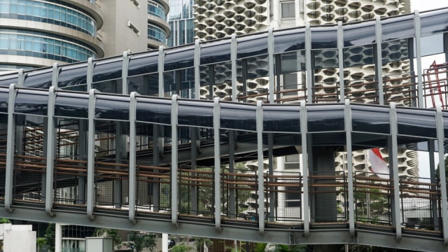 Jembatan Penyebrangan Orang (JPO) Gelora Bung Karno direvitalisasi dan didesain lebih modern. (Foto: Iqbal Firdaus/kumparan)