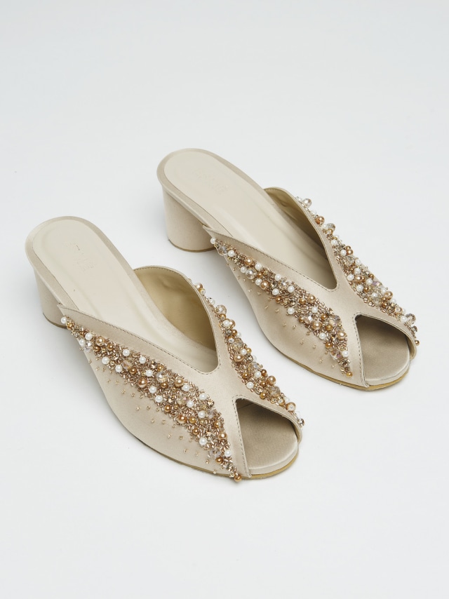 Romantis dan Feminin! Cewek Cancer Pasti Punya 5 Fashion Items Ini (4)