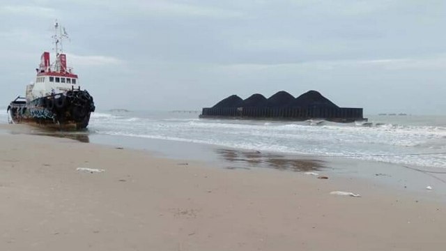 Kapal tongkang pengangkut batu bara milik PT Varia Usaha Lintas Negara (VULN) yang terseret angin di area Pelabuhan Khusus (Pelsus) PT Holcim Indonesia Tbk, Tuban, Kamis (24/01/2018)