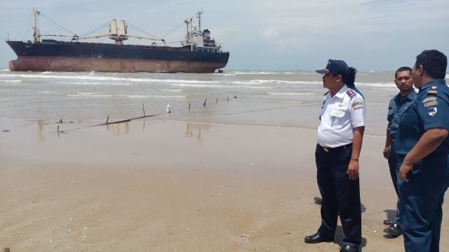 Kepala KUPP Brondong Ferry Agus Satriyo, saat melihat kondisi kapal kargo yang terdampar di pantai Desa Tasikharjo Kecamatan Jenu Tuban, Kamis (24/01/2019)