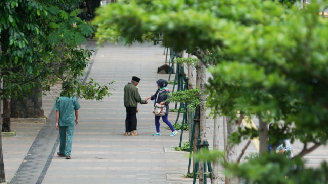 Sejumlah orang berjalan di jalur pedestrian Sudirman, Jakarta.  (Foto: Iqbal Firdaus/kumparan)