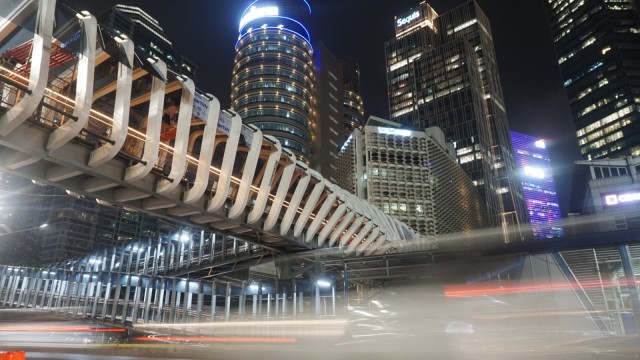 Jembatan Penyeberangan Orang (JPO) Gelora Bung Karno di malam hari.  (Foto: Iqbal Firdaus/kumparan)