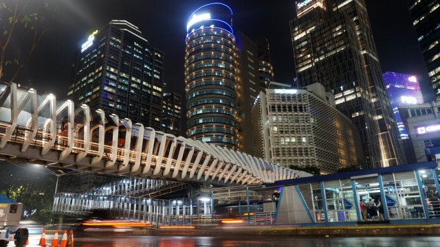 Suasana Jembatan Penyebrangan Orang (JPO) Gelora Bung Karno pada malam hari. (Foto: Iqbal Firdaus/kumparan)
