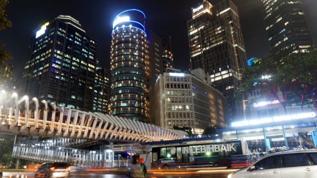 Suasana Jembatan Penyebrangan Orang (JPO) Gelora Bung Karno pada malam hari. (Foto: Iqbal Firdaus/kumparan)