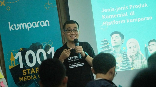 Niko Radityo, Sales and Commercial Team kumparan, saat menyampaikan materi komersial di acara onboarding kumparan 1001 Media Online di Hotel Puri Denpasar, Kamis (24/1). (Foto: Jamal Ramadhan/kumparan)