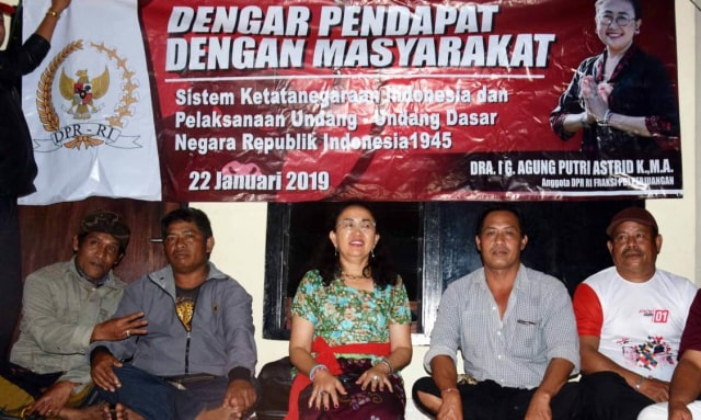 I Gusti Agung Putri Astrid (tengah) saat melakukan penyerapan aspirasi di Belok Sidan, Plaga, Badung, Selasa (22/1) - kanalbali/ADV