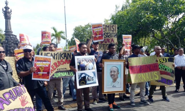 Aksi unjuk rasa jurnalis Bali menolak remisi bagi pembunuh jurnalis Prabangsa, Jumat, 24/1 - kanalbali/LSU