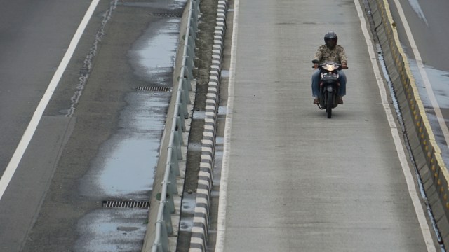 Pengendara motor terlihat melanggar lalu lintas dengan melewati jalur TransJakarta di kawasan Gatot Subroto. (Foto: Iqbal Firdaus/kumparan)