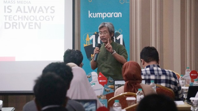 Chief of Storyteller kumparan, Yusuf Arifin, memberikan materi Video Jurnalisme: Etika Video Jurnalisme di 1001 Start Up Media Online batch 2, Jumat (25/1). (Foto: Fanny Kusumawardhani/kumparan )