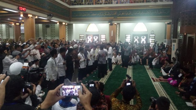 Presiden Jokowi bagikan sertifikat tanah di Masjid Al Barkah, Bekasi, Jumat (25/1).  (Foto: Fahrian Saleh/kumparan )