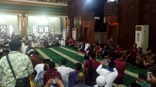 Presiden Jokowi bagikan sertifikat tanah di Masjid Al Barkah, Bekasi, Jumat (25/1).  (Foto: Fahrian Saleh/kumparan )