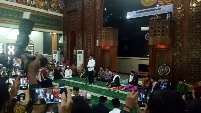 Presiden Jokowi bagikan sertifikat tanah di Masjid Al Barkah, Bekasi, Jumat (25/1).  (Foto: Fahrian Saleh/kumparan )