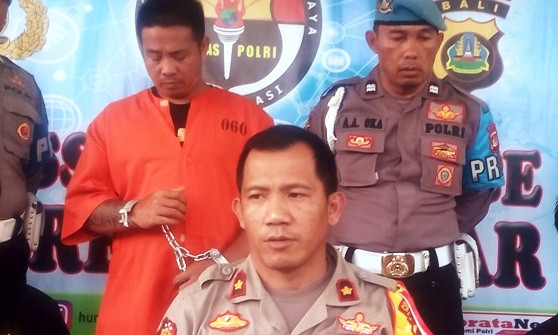 Koplek tak berdaya ditangkap polisi dan ditunjukkan ke wartawan, Jum'at (25/1)- kanalbali/KR11