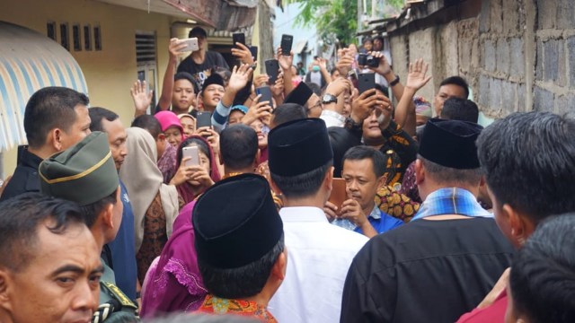 Presiden Jokowi disambut warga di Kelurahan Margajaya, Bekasi Selatan, Minggu (25/1). (Foto: Yudhistira Amran Saleh/kumparan)