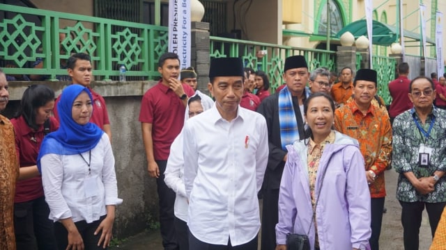 Presiden Jokowi (tengah) saat tiba di Kelurahan Margajaya, Bekasi, Minggu (25/1). (Foto: Yudhistira Amran Saleh/kumparan)