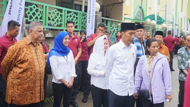 Presiden Jokowi saat tiba di Kelurahan Margajaya, Bekasi, untuk pasang instalasi listrik gratis, Minggu (25/1). (Foto: Yudhistira Amran Saleh/kumparan)