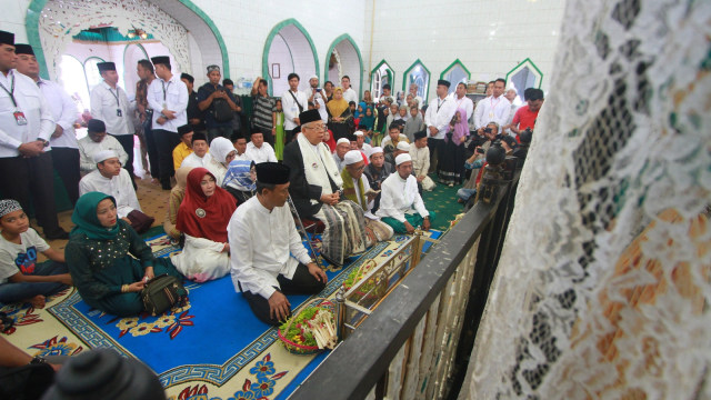 Cawapres nomor urut 01, Ma'ruf Amin berziarah ke Makam Syekh H Muh Arsyad Al Banjary (Datu Kalampayan) di Kelampayan, Martapura, Kalimantan Selatan. (Foto: Antara/Bayu Pratama S)