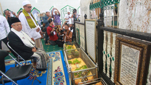 Cawapres nomor urut 01, Ma'ruf Amin berziarah ke Makam Syekh H Muh Arsyad Al Banjary (Datu Kalampayan) di Kelampayan, Martapura, Kalimantan Selatan. (Foto: Antara/Bayu Pratama S)