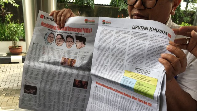 Andi Syamsul Bahri saat menunjukkan isi Tabloid 'Indonesia Barokah'. (Foto: Fachrul Irwinsyah/kumparan)