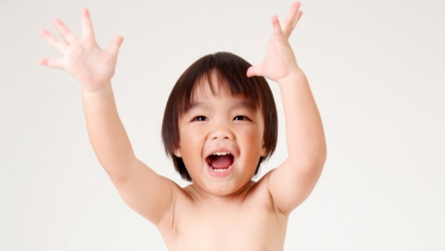 Balita suka buka baju atau telanjang ada sebabnya (Foto: Shutterstock)