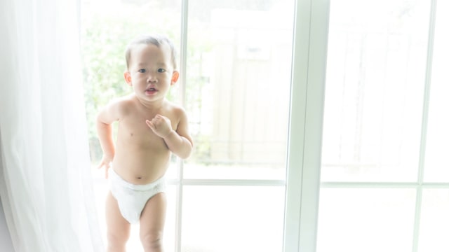 Balita suka lepas baju. Foto: Shutterstock