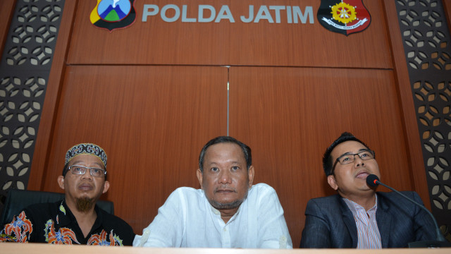 Tersangka kasus pengaturan skor, Vigit Waluyo (tengah). Foto: ANTARA FOTO/Umarul Faruq