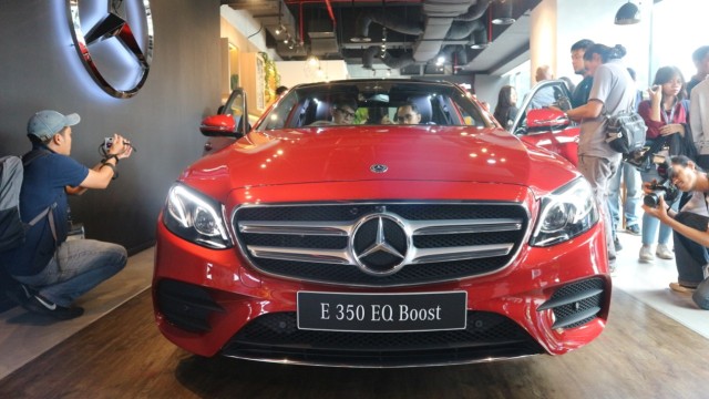 Mercedes-Benz E 350 EQ Boost resmi meluncur ke Indonesia pada Jumat (25/1).  (Foto: Ghulam Nayazri/kumparanOTO)