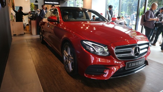 E 350 EQ Boost menjadi varian paling tinggi dari keluar E-Class. (Foto: Ghulam Nayazri/kumparanOTO)