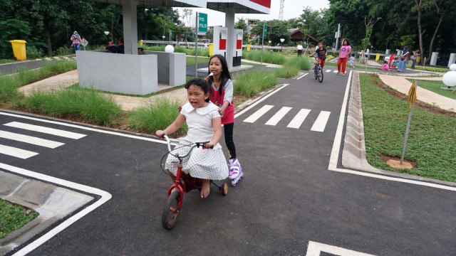 Anak-anak bermain di Taman Pintar Berlalu Lintas, Tebet Timur, Jakarta. (Foto: Helmi Afandi/kumparan)