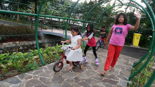 Anak-anak bermain di Taman Pintar Berlalu Lintas, Tebet Timur, Jakarta. (Foto: Helmi Afandi/kumparan)