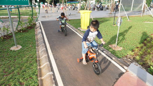 Anak-anak bermain di Taman Pintar Berlalu Lintas, Tebet Timur, Jakarta. (Foto: Helmi Afandi/kumparan)
