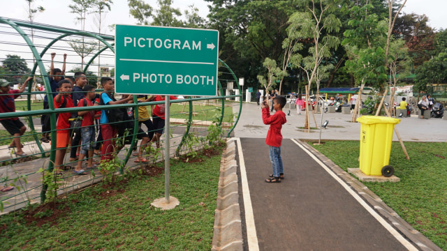 Anak-anak sedang berfoto di Taman Pintar Berlalu Lintas, Tebet Timur, Jakarta. (Foto: Helmi Afandi/kumparan)