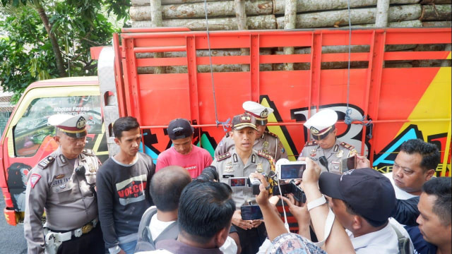 Polres Lumajang tangkap pengemudi ‘truk goyang’. (Foto: Dok. Polres Lumajang)