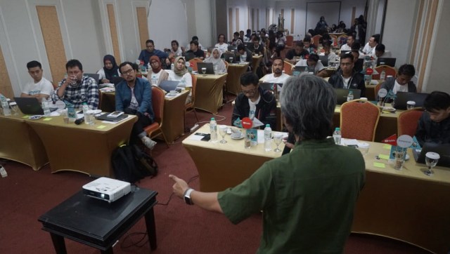Chief of Storyteller kumparan, Yusuf Arifin, memberikan materi Video Jurnalisme di 1001 Start Up Media Online batch 2 (Foto: kumparan/Fanny Kusumawardhani)
