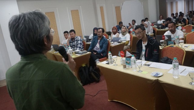 Chief of Storyteller kumparan, Yusuf Arifin, memberikan materi Video Jurnalisme di 1001 Start Up Media Online batch 2 (Foto: kumparan/Fanny Kusumawardhani)