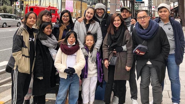 liburan keluarga besar Mom Sweet Mom. (Foto: Instagram/@novitaangie)