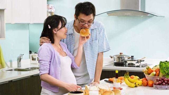 Couvade Syndrome: Istri Hamil, Suami Ikut Ngidam