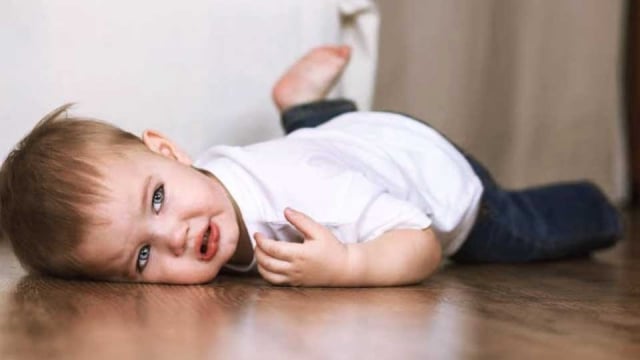 Menghentikan Kebiasaan Anak Memukul Kepala Sendiri
