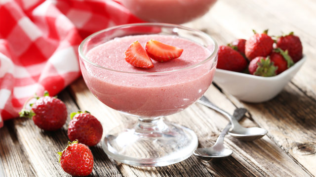 Ilustrasi Puding Stroberi. (Foto: Shutter stock)