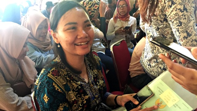 Salah satu warga yang mendapatkan sertifikat tanah. (Foto: Selfy Sandra Momongan/kumparan)