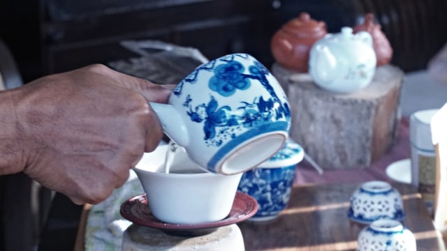 Pemilik waralaba House of Tea, Gunawan, saat sedang meracik teh. Foto: Matheus Marsely/kumparan