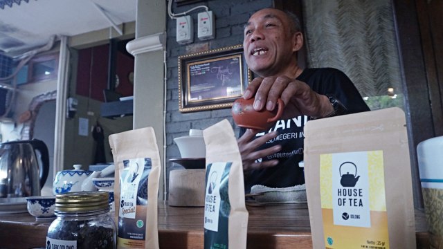 Pemilik waralaba House of Tea, Gunawan sedang bercerita mengenai teh. Foto: Matheus Marsely/kumparan