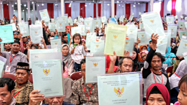 Warga DKI Jakarta menunjukkan sertifikat tanah yang telah diberikan oleh Kementerian ATR. (Foto: Dok. Kementerian ATR)