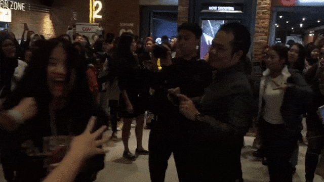 Fans/penonton film konser BTS menari di CGV Grand Indonesia. (Foto: Masajeng R/kumparan)